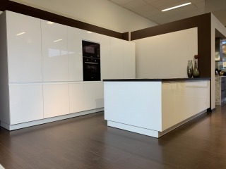 TOONZAAL KEUKEN NR 302 SOLE WHITE -- 7550 EUR EXCL.BTW