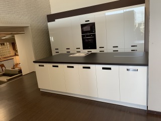 TOONZAAL KEUKEN NR 307 TAFNE WHITE GLOSS ---- 7550 EUR EXCL.BTW